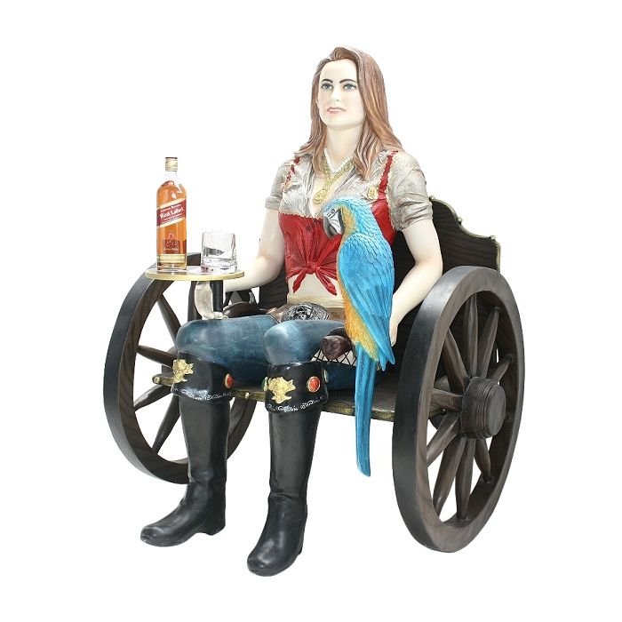 Blonde Piratenfrau auf Wagenbank mit Tablett lebensgroß Deko- & Werbefigur
