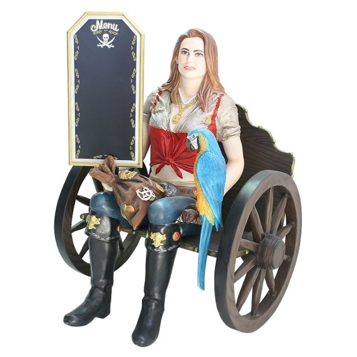 Blonde Piratenfrau auf Wagenbank mit Angebotsschild lebensgroß Deko- & Werbefigur