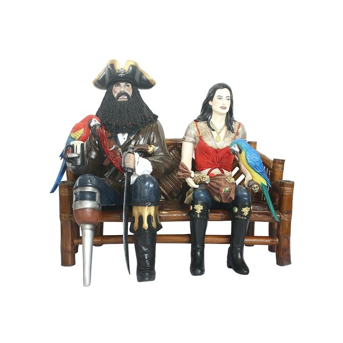 Pirat Blackbeard und Piratenfrau auf Bambusbank lebensgroß Deko- & Werbefigur