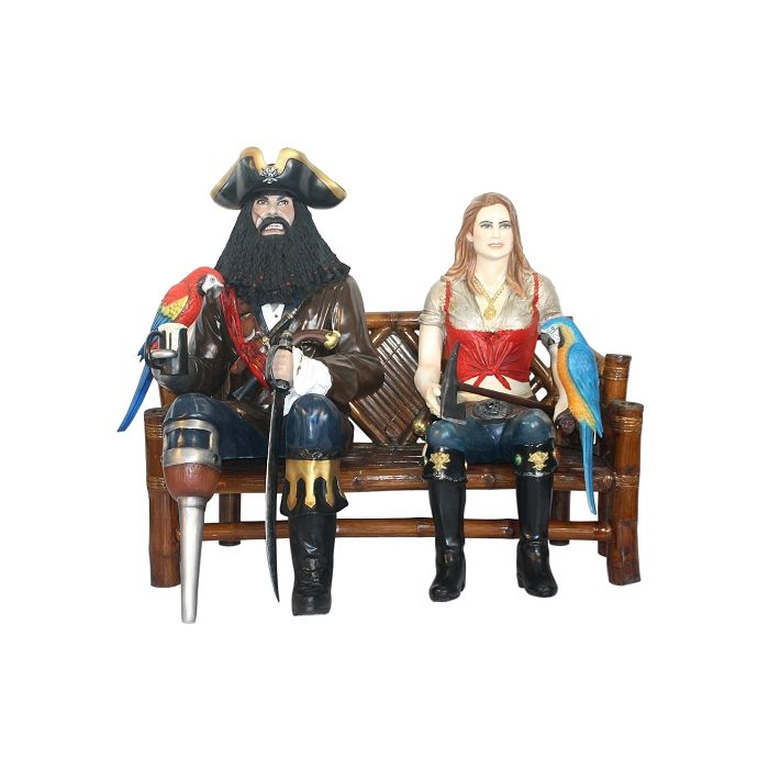 Pirat Blackbeard und blonde Piratenfrau auf Bambusbank lebensgroß Deko- & Werbefigur