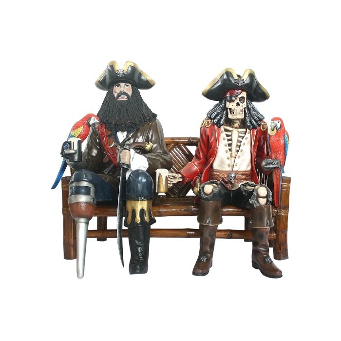 Pirat Blackbeard und Piratenskelett auf Bambusbank lebensgroß Deko- & Werbefigur