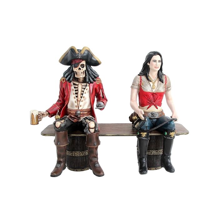 Piratenskelett und Piratenfrau auf Weinfassbank lebensgroß Deko- & Werbefigur