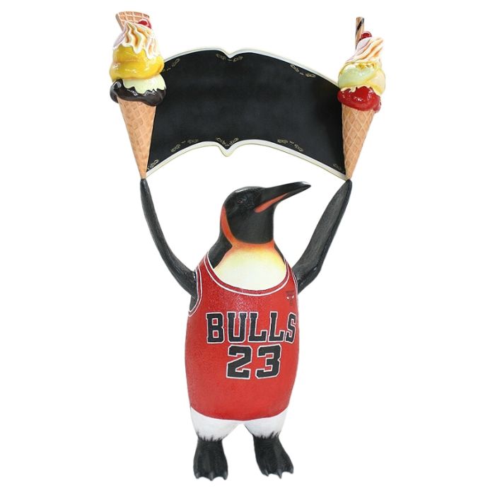 Pinguin Basketball mit 2 Eis und Angebotsschild lebensgroß Angebotstafel