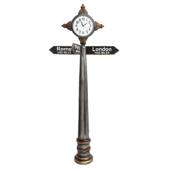 Straßenuhr mit 4 Straßenschildern verkleinert Uhr