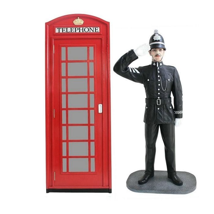 Telefonzelle und britischer Polizist mit Helm Salutierend lebensgroß Deko- & Werbefigur