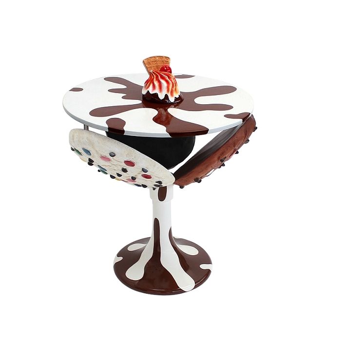 Eiscremetisch Braun mit Waffel und Keksen vergrößert Tisch