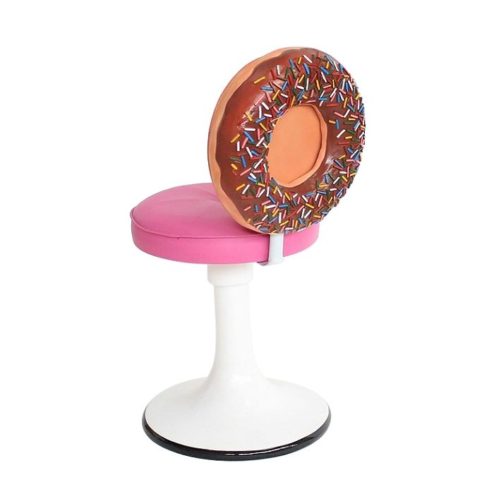 Donutstuhl mit rosa Polster vergrößert Sitzmöglichkeit