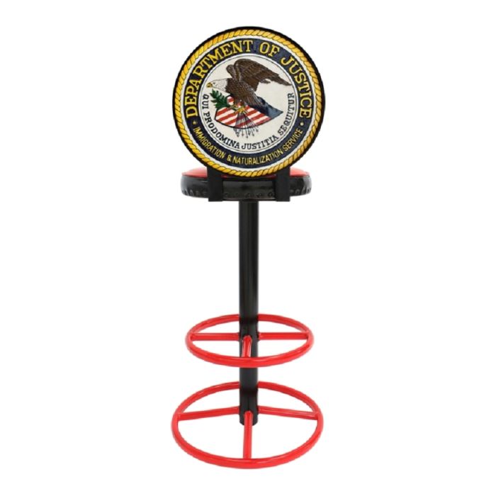 US Department of Justice Barhocker lebensgroß Sitzmöglichkeit