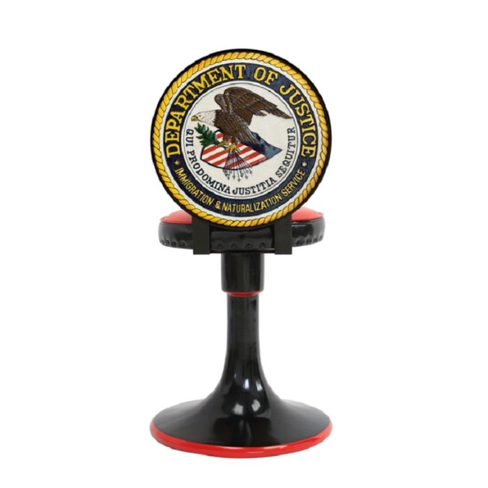 US Department of Justice Stuhl lebensgroß Sitzmöglichkeit