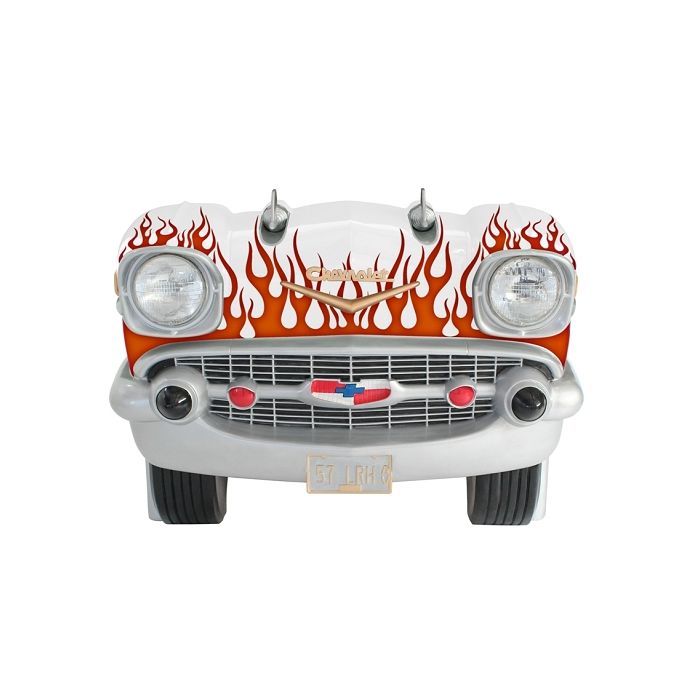 Sitzbank Chevy Weiß mit roten Flammen und schwarzem Polster lebensgroß Sitzmöglichkeit