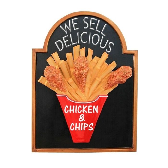 Hühnchen und Pommes auf Angebotstafel vergrößert Schild