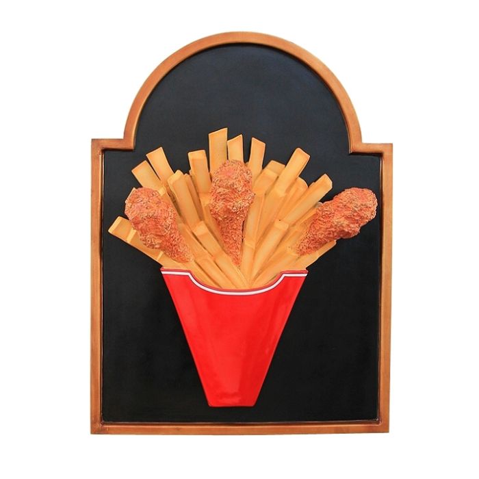 Hühnchen und Pommes auf Angebotstafel vergrößert Schild