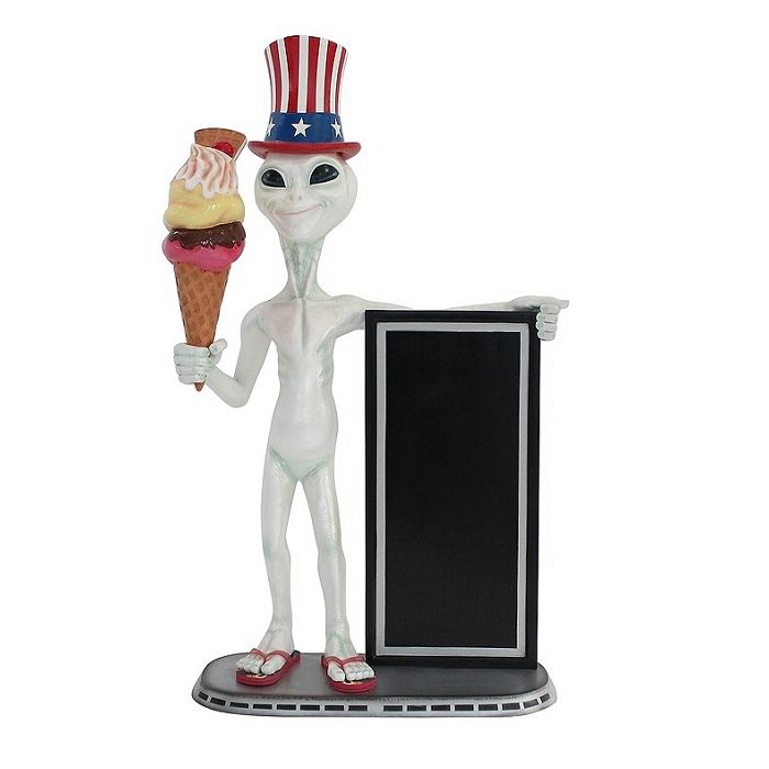 Alien mit Amerikahut, Angebotstafel und Eis mit Waffel lebensgroß Angebotstafel