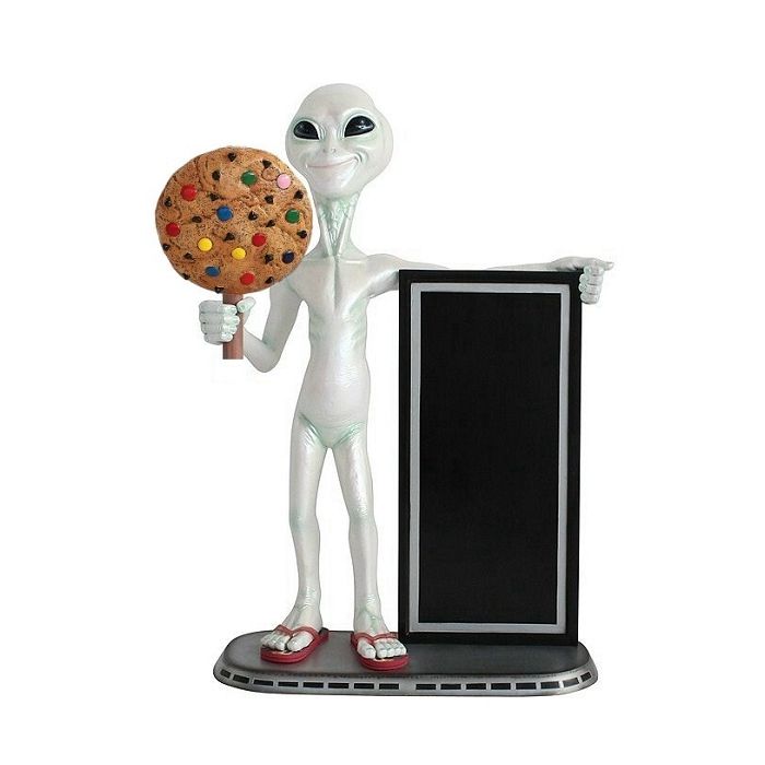 Alien mit Keks und Angebotstafel lebensgroß Deko- & Werbefigur