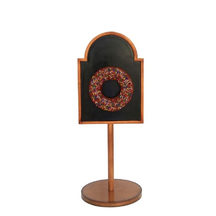 Donut braun auf Angebotstafel auf Ständer vergrößert Schild