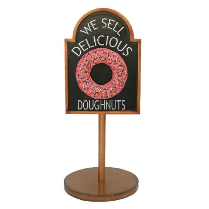 Donut rosa auf Angebotstafel auf Ständer vergrößert Schild