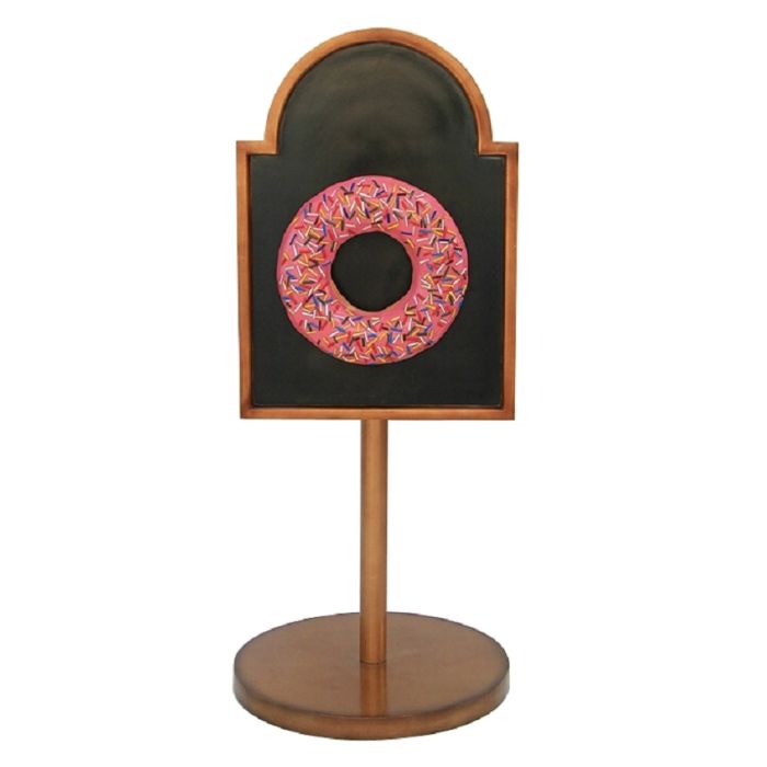 Donut rosa auf Angebotstafel auf Ständer vergrößert Schild