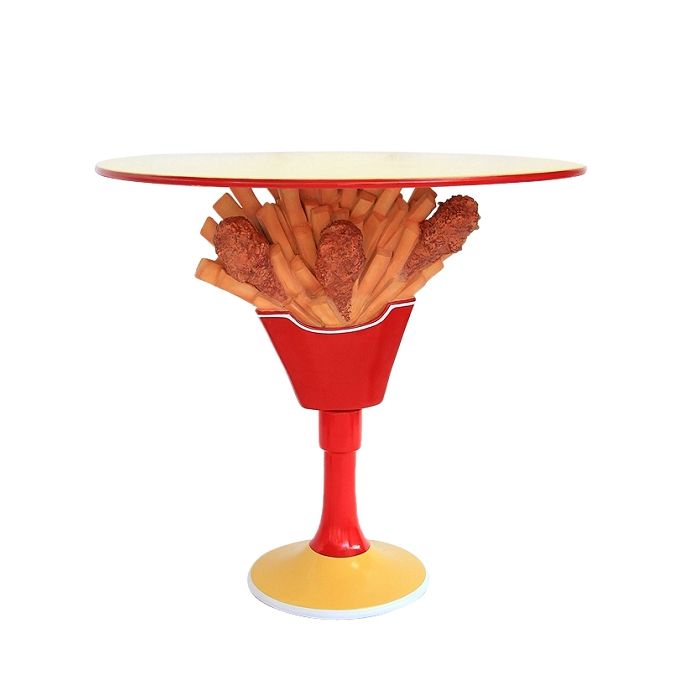 Tisch mit Hähnchen und Pommes Ständer vergrößert Tisch