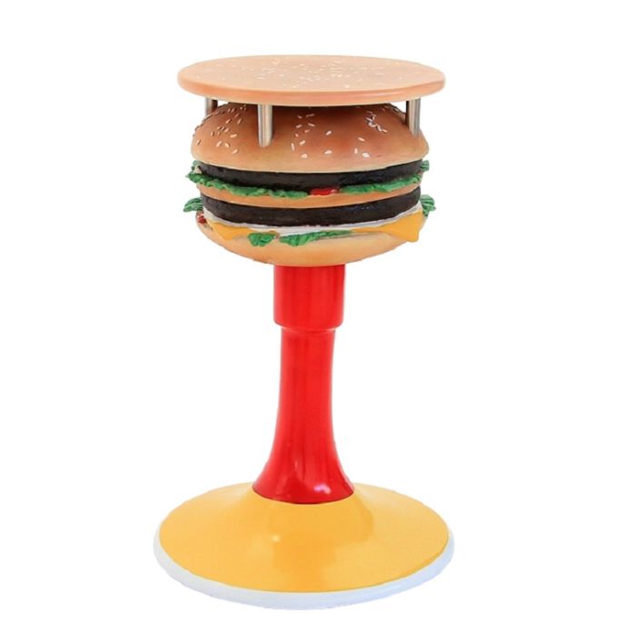 Tisch mit Burger und Ständer und kleiner Fläche vergrößert Tisch
