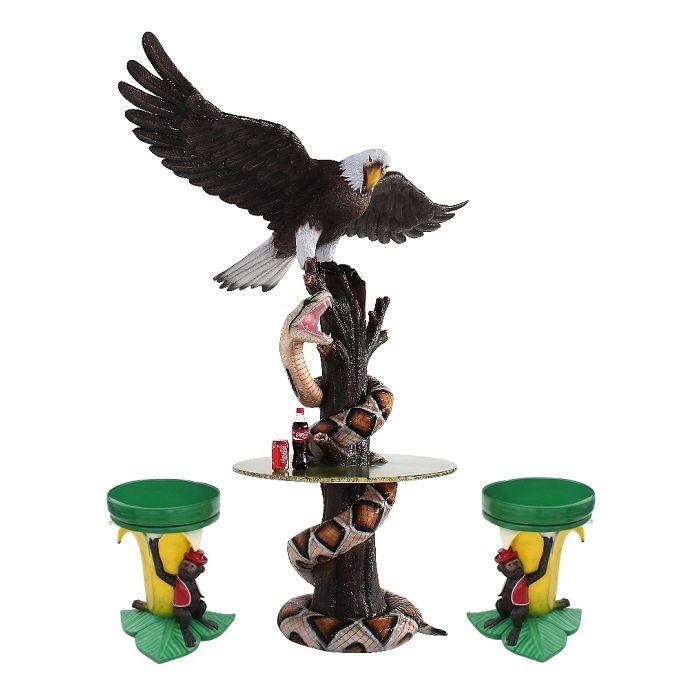 Schlange und fliegender Adler auf Baumstamm Tisch und Bananenhocker lebensgroß Sitzmöglichkeit, Tisch