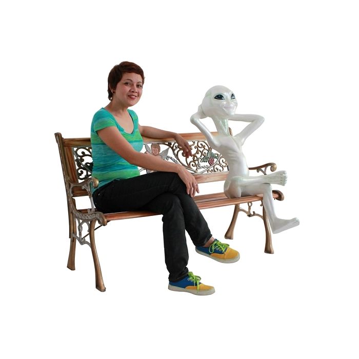 Alien auf der Bank lebensgroß Deko- & Werbefigur