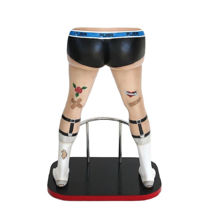 Männerbeine mit schwarzen Boxershorts Barhocker lebensgroß Sitzmöglichkeit
