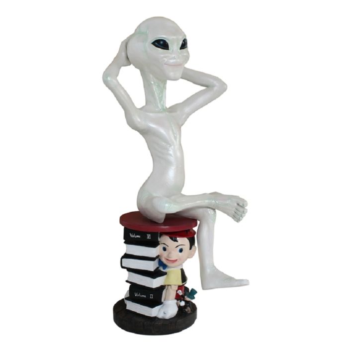 Alien auf Pinocchiohocker lebensgroß Deko- & Werbefigur