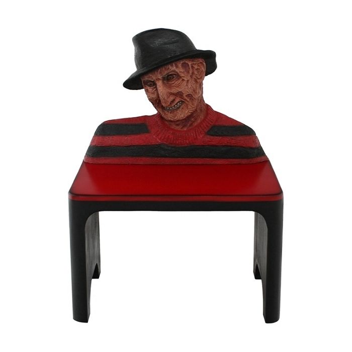 Monster Freddy Krüger Sitz lebensgroß Sitzmöglichkeit