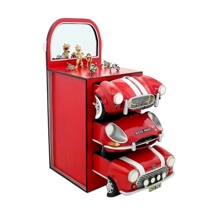 Regal mit roten AutoSchubladen und Spiegel verkleinert Tisch