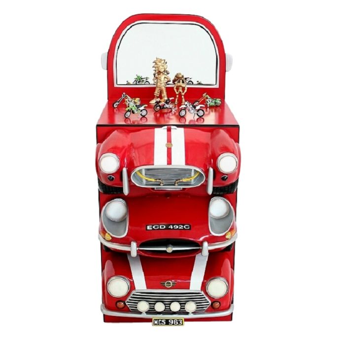 Regal mit roten AutoSchubladen und Spiegel verkleinert Tisch