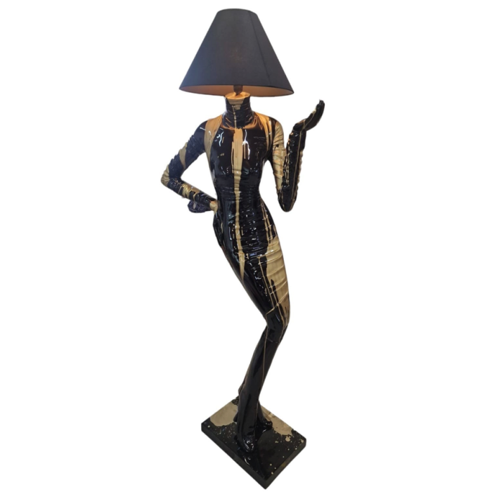 große moderne Stehlampe als Frauenfigur schwarz gold  / Lady Lampe lebensgroß Beleuchtung
