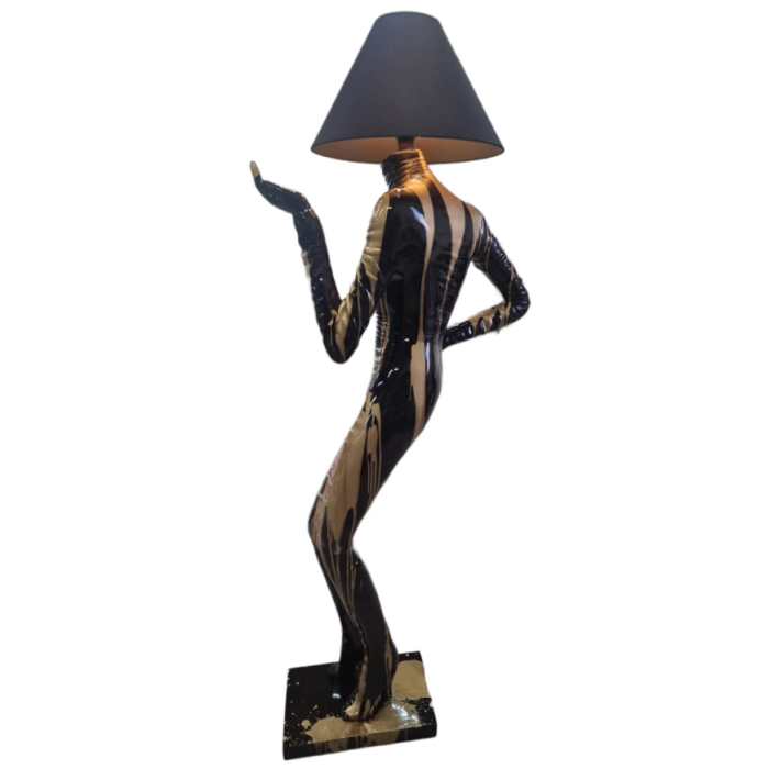 große moderne Stehlampe als Frauenfigur schwarz gold  / Lady Lampe lebensgroß Beleuchtung