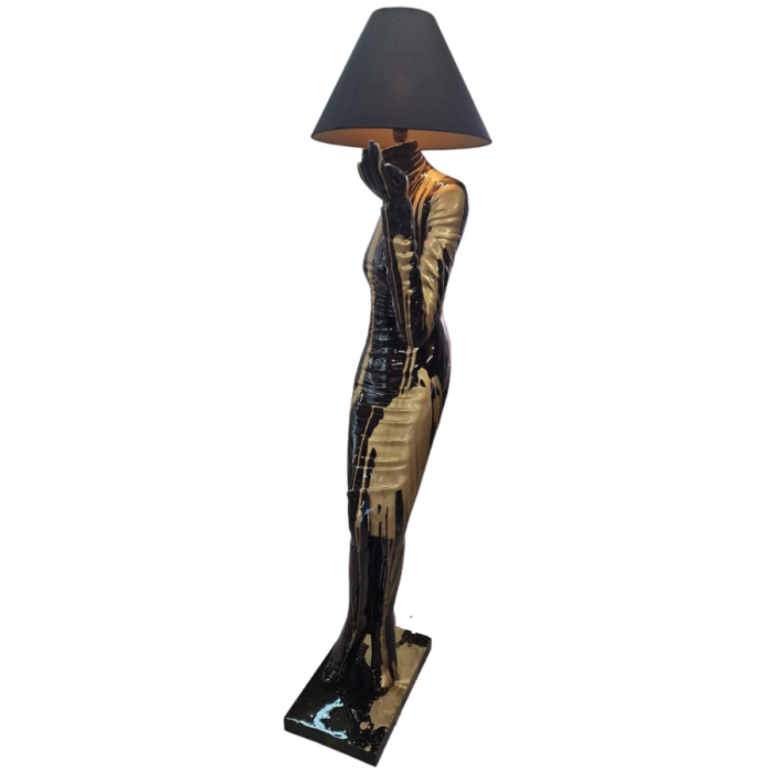 große moderne Stehlampe als Frauenfigur schwarz gold  / Lady Lampe lebensgroß Beleuchtung