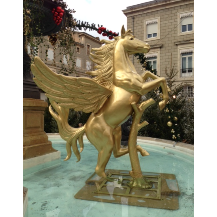 goldener Pegasus an Baumstamm lebensgroß Deko- & Werbefigur