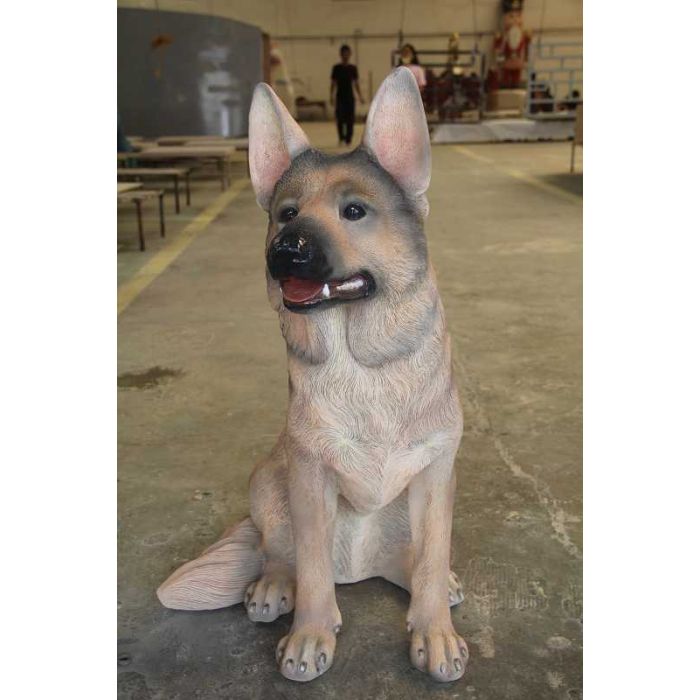 Sitzender deutscher Schäferhund lebensgroß