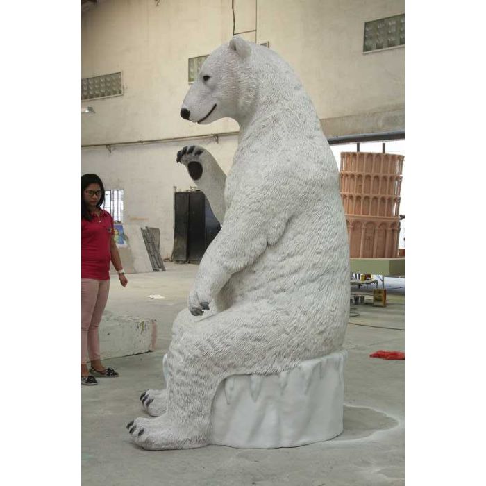 Sitzender Eisbär mit Hocker lebensgroß