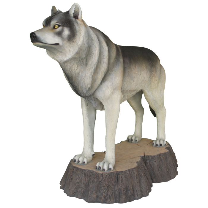großer Wolf auf Baumstumpf lebensgroß