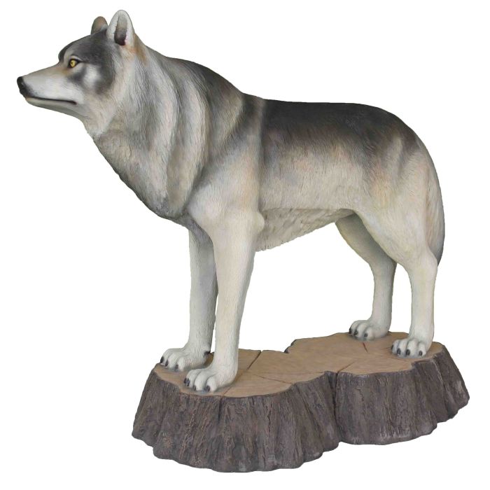 großer Wolf auf Baumstumpf lebensgroß