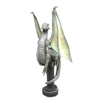 sitzender Drache lebensgroß