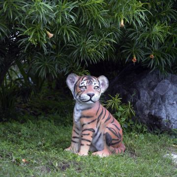 Tigerbaby sitzend lebensgroß