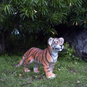 Tigerbaby laufend lebensgroß