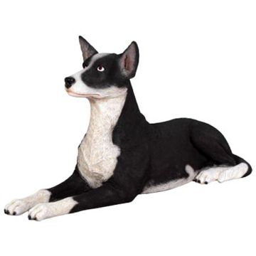 liegender Hund lebensgroß