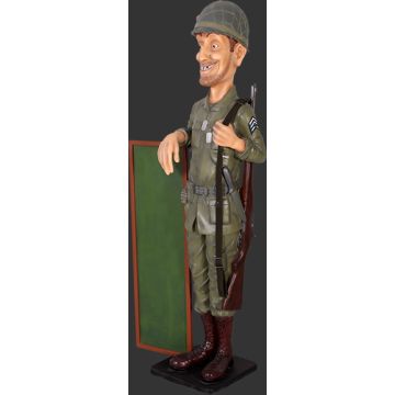 Lustiger dünner US Soldat mit Menütafel lebensgroß