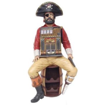 Pirat sitzend auf Fass mit Spielautomat lebensgroß