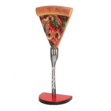 Pizzastück auf Gabel vergrößert