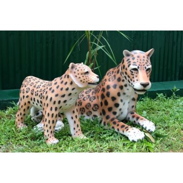 Leopard liegend mit Baby lebensgroß