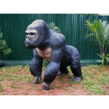 Schwarzer Gorilla lebensgroß