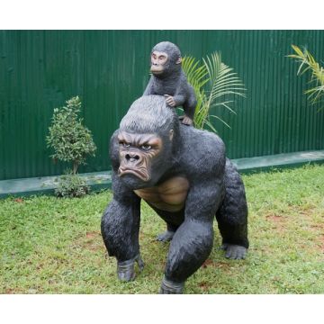 Schwarzer Gorilla mit Baby lebensgroß
