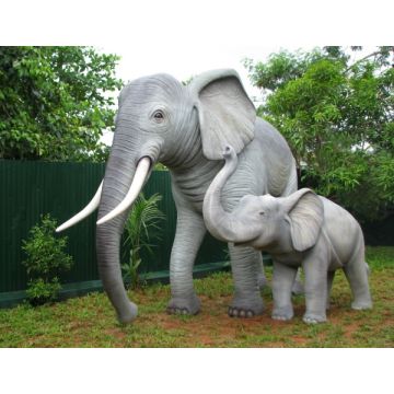 Elefant mit kleinem Elefant lebensgroß