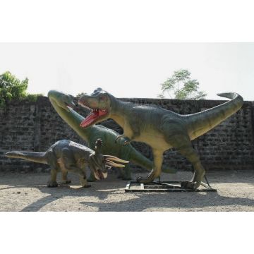 Dinosaurier Brachiosaurus mit Tyrannosaurus und Triceratops lebensgroß